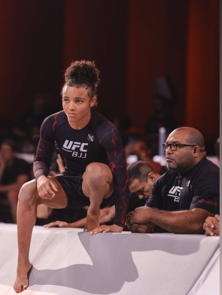 Bruno Bastos acompanha Cassia Moura como coach no UFC BJJ, evento de grappling altamente cobiçado por atletas de alto rendimento.