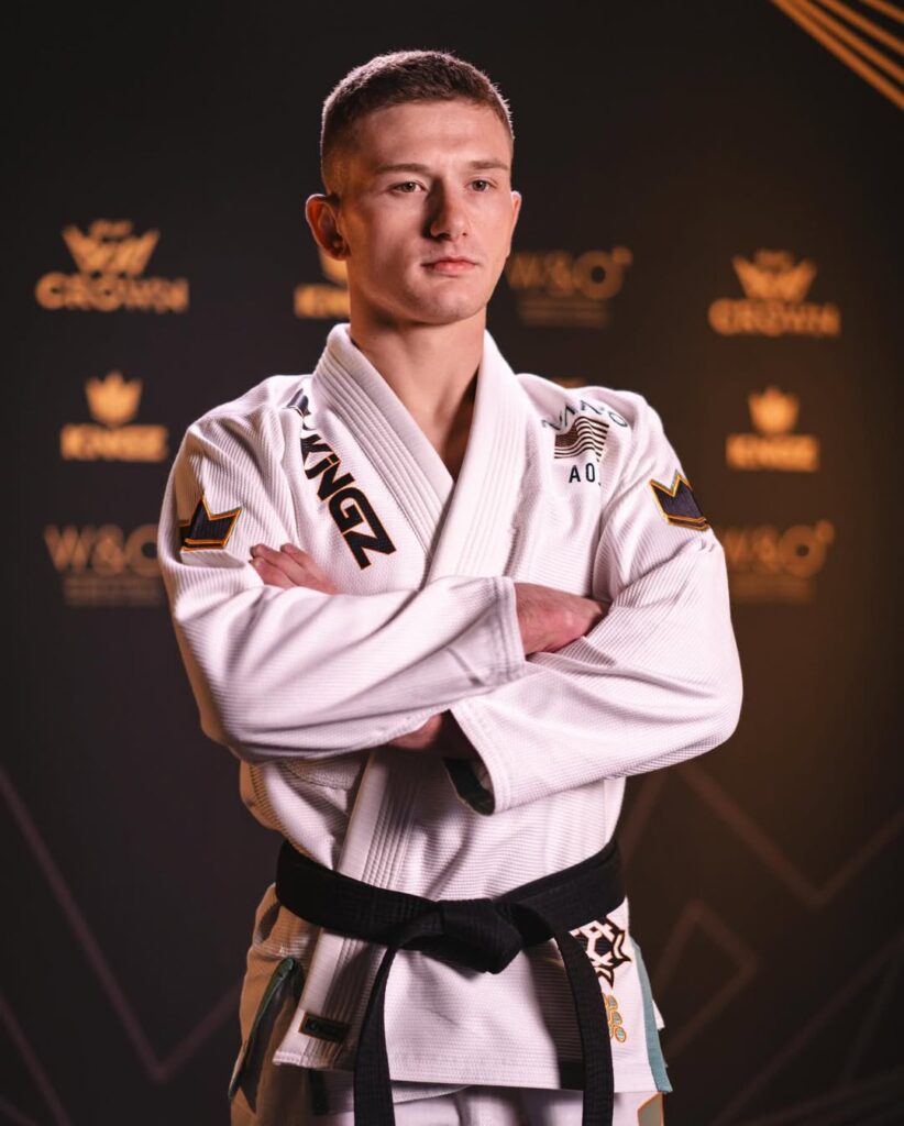 Cole Abate fica no topo do GP dos penas do The Crown e faz com que a coroa permaneça na AOJ.