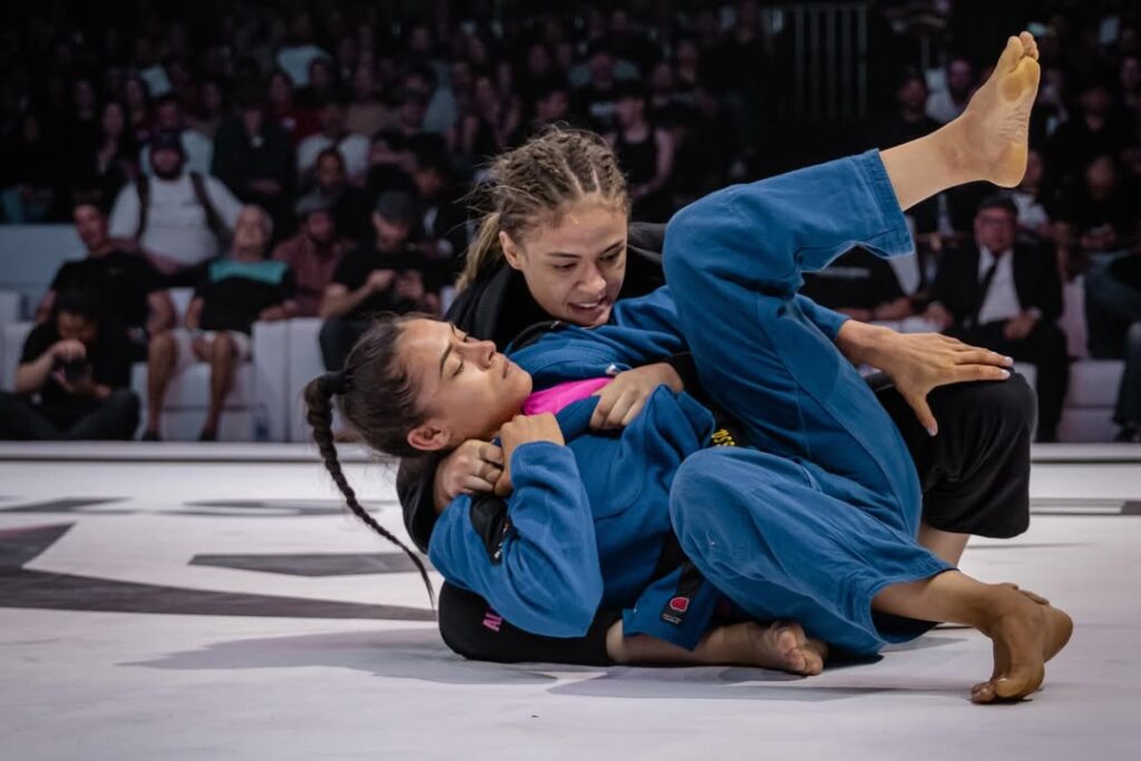 Giovanah Oliveira aposta em agressividade para dominar o confronto de kimono contra Andressa Guirau.