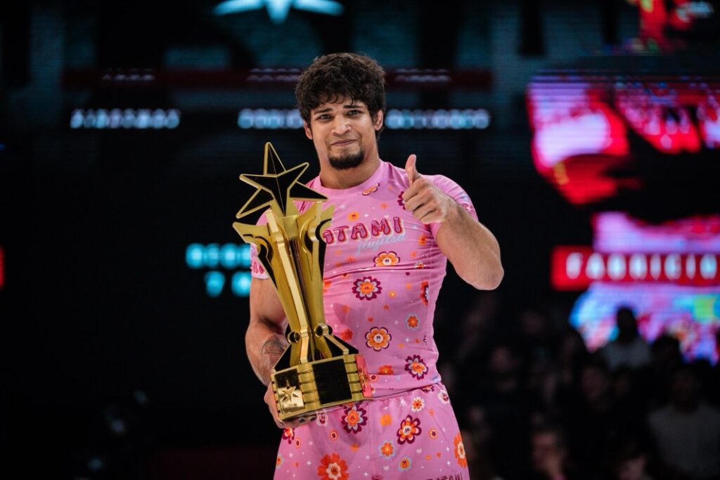 Fabricio Andrey posa com troféu recebido depois da vitória sobre Oliver Taza no BJJ Stars 18.