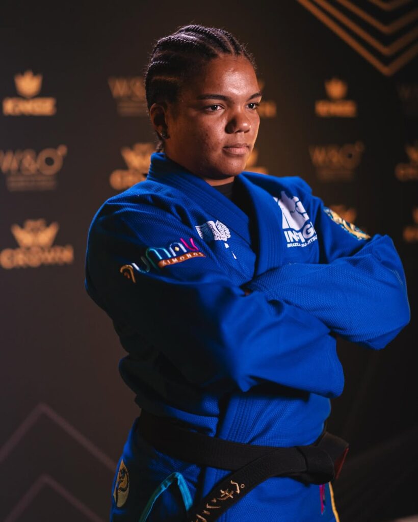 Gabi Pessanha mantém reinado no The Crown sem sofrer sequer um arranhão. Avança com duas finalizações e, quando vence por pontos, não sofre nenhum em troca.