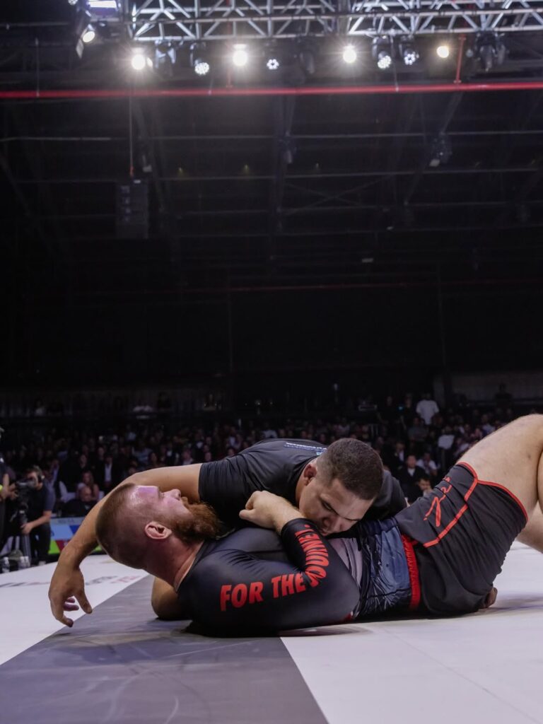 Yatan Bueno não recua diante da experiência de Dan Manasoiu e vence o duelo com autoridade.