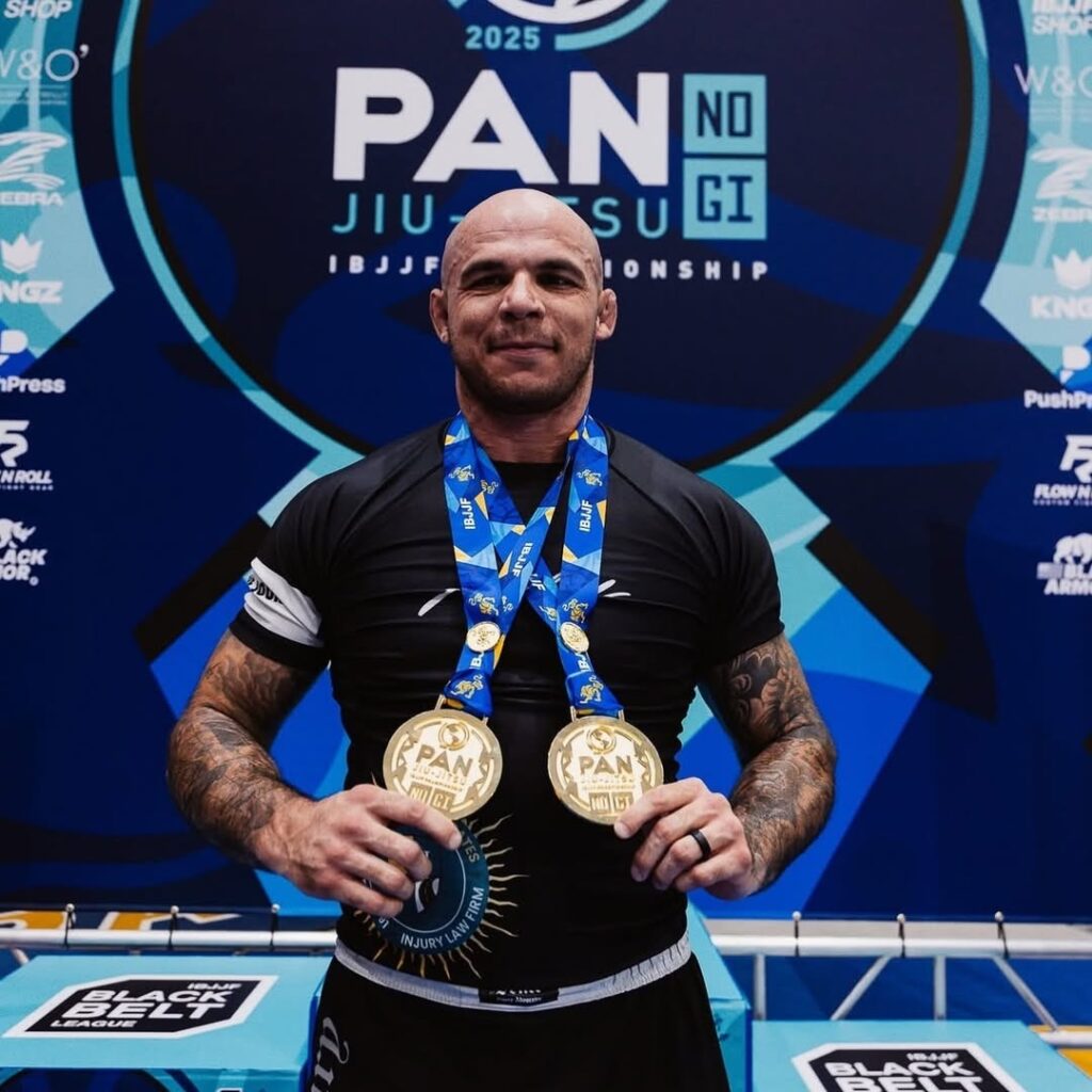 Ouro duplo no Pan No Gi valoriza ainda mais a temporada dourada de Roosevelt Sousa, atual campeão mundial pela IBJJF na divisão pesadíssimo.