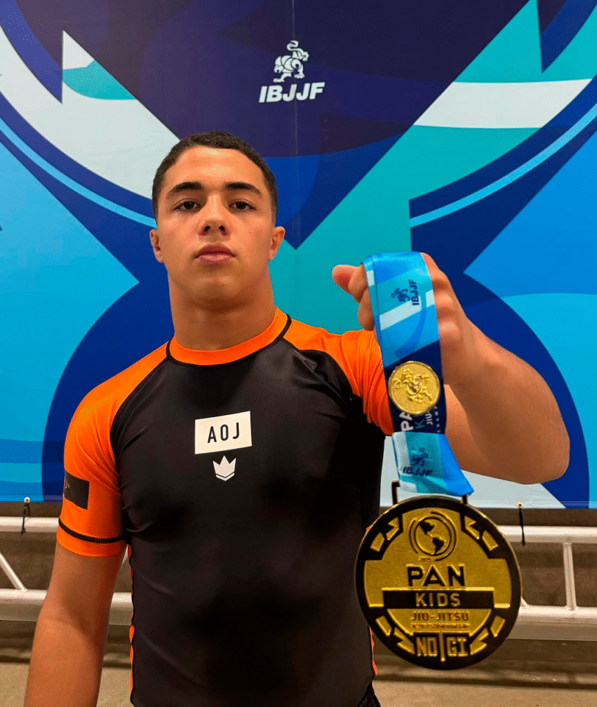 Icaro Moreno exibe medalha obtida na competição. Título representa bicampeonato na modalidade sem kimono do torneio da IBJJF.