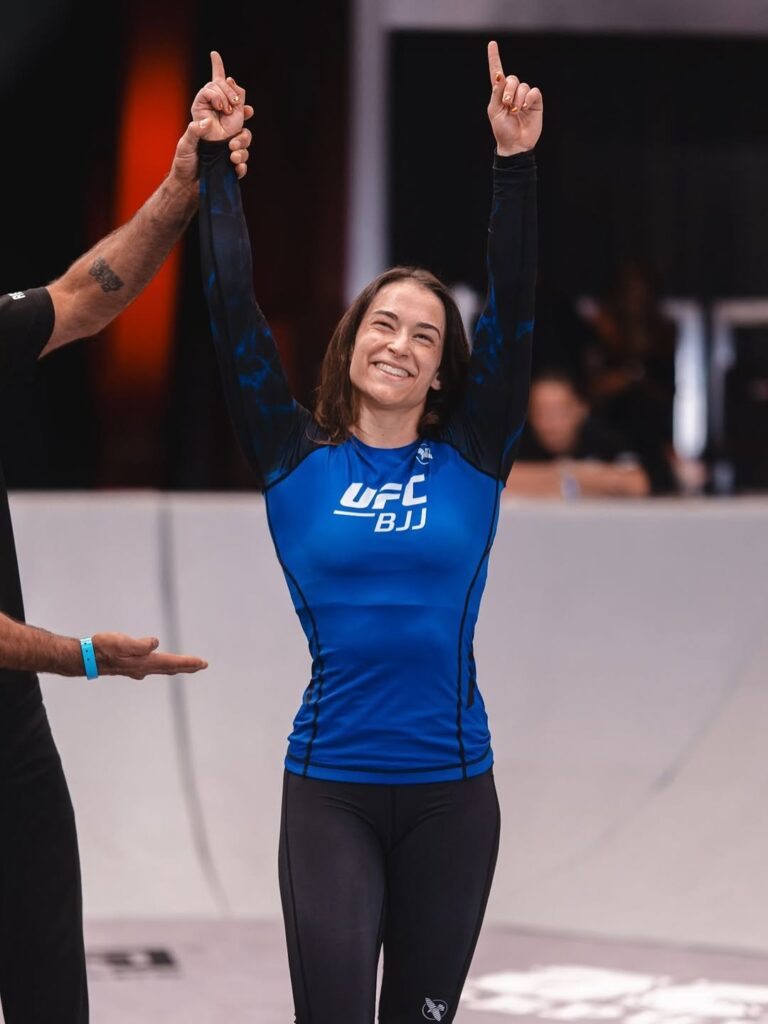 Ana Mayordomo comemora vitória por finalização contra Shye Lilly no UFC BJJ 3, sua estreia na organização.