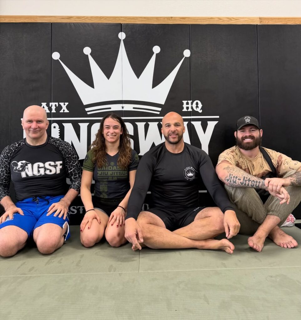 Atleta aparece em foto ao lado de John Danaher, Eliot Marshall e Gordon Ryan no tatame da Kingsway, no Texas.