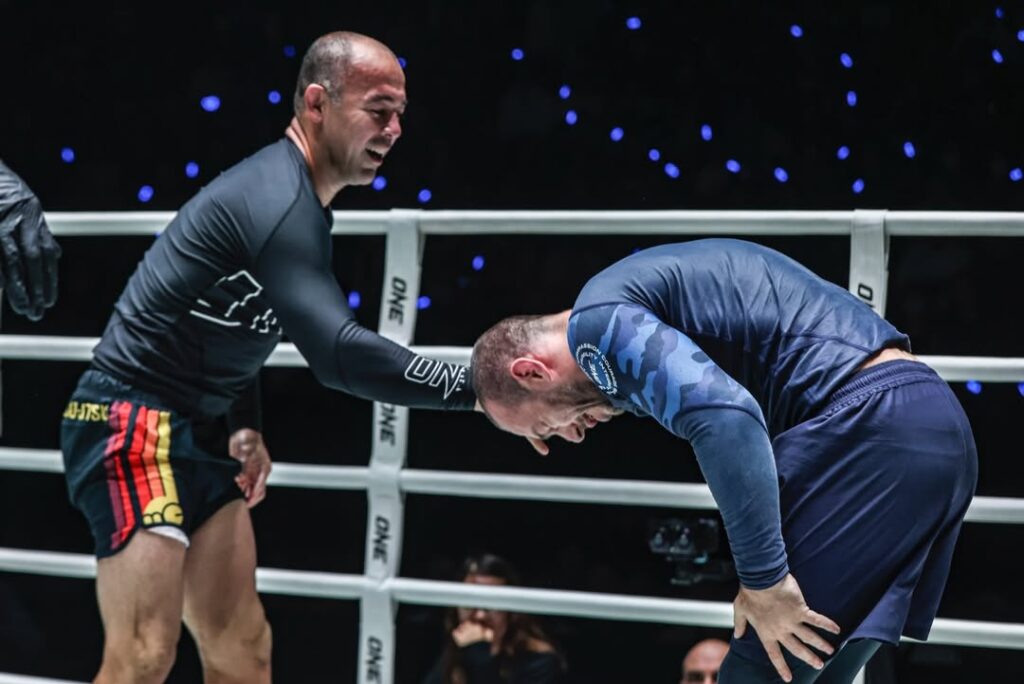 O australiano Lachlan Giles reverencia Marcelo Garcia depois da vitória no evento. Foto: ONE FC