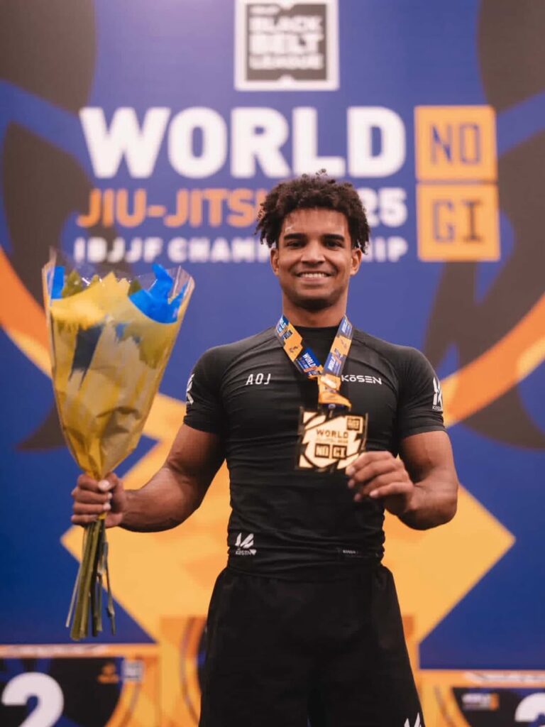 Marcos Gomes exibe medalha de ouro conquistada no Mundial No Gi da IBJJF, em Las Vegas.