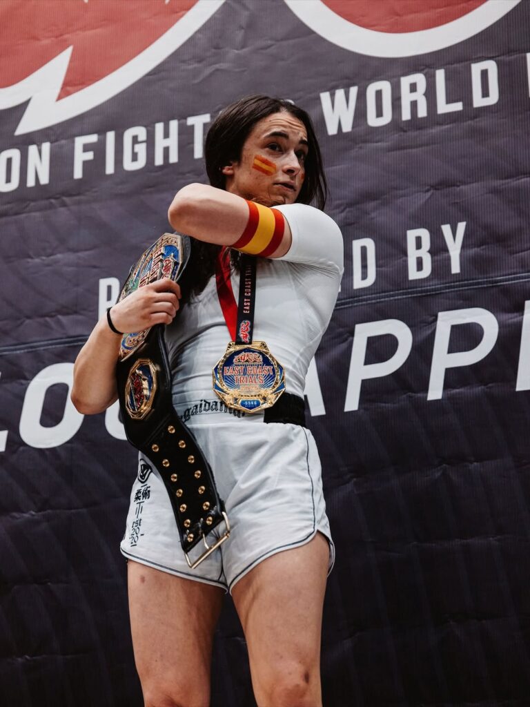 Ana Mayordomo assume primeira colocação no pódio, da divisão feminina até 55kg, em uma das seletivas norte-americanas do ADCC.