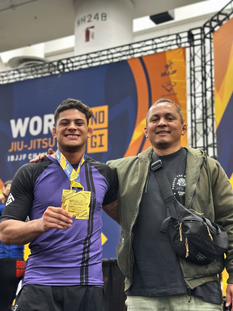 Julinho Martins posa com Melqui Galvão na frente do pódio do Mundial No Gi da IBJJF, em Las Vegas.