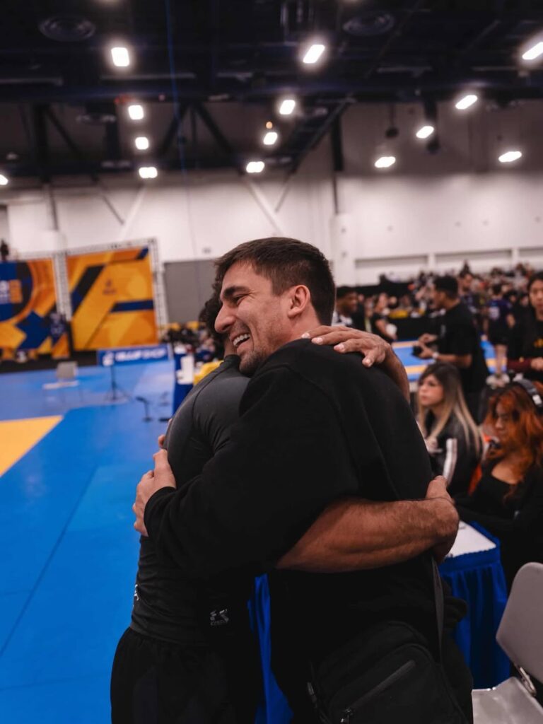 Depois da vitória na final do Mundial, Marcos Gomes correu para abraçar Guilherme Mendes. Quando um ganha, todos ganham.