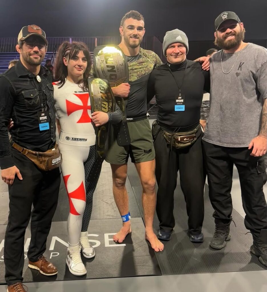 Clima de festa na Kingsway: Garry Tonon, Helena Crevar, Luke Griffith, John Danaher e Gordon Ryan se reúnem em noite produtiva para a equipe.