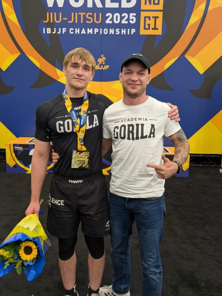 Paweł Jaworski posa para foto com o professor Marcin Polczyk, da Academia Gorila, sediada na Polônia.