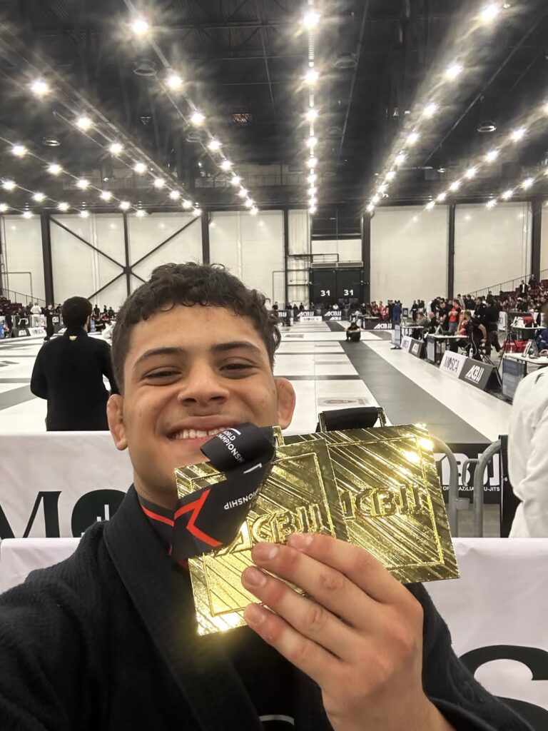 Depois do camp para o Mundial No Gi, Julinho provou na Rússia que estava com a estratégia afiada para vencer lutando de kimono também.