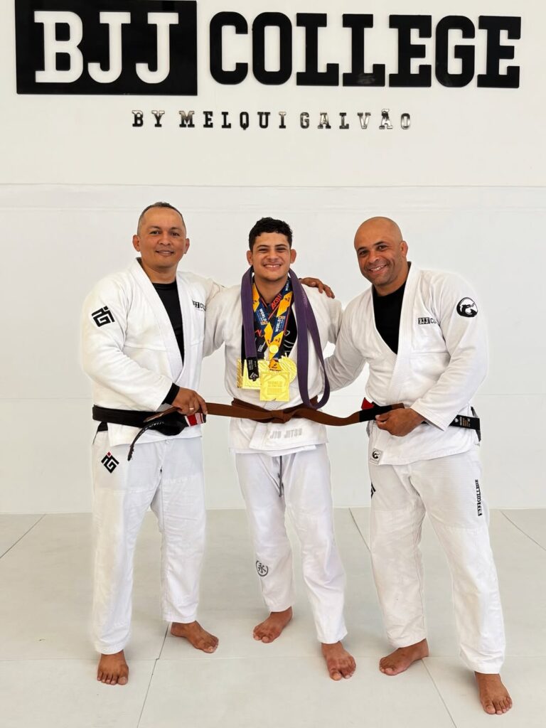 Melqui Galvão, Julinho e Julio Martins na cerimônia de graduação do atleta à faixa-marrom no CT em Jundiaí, São Paulo.
