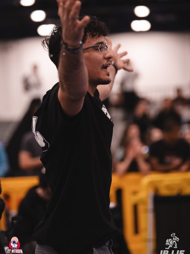 Danilo Moreira comemora título de Elisabeth Clay no absoluto, no Mundial No Gi da IBJJF. Ela venceu Gabi Pessanha, por finalização, na final.