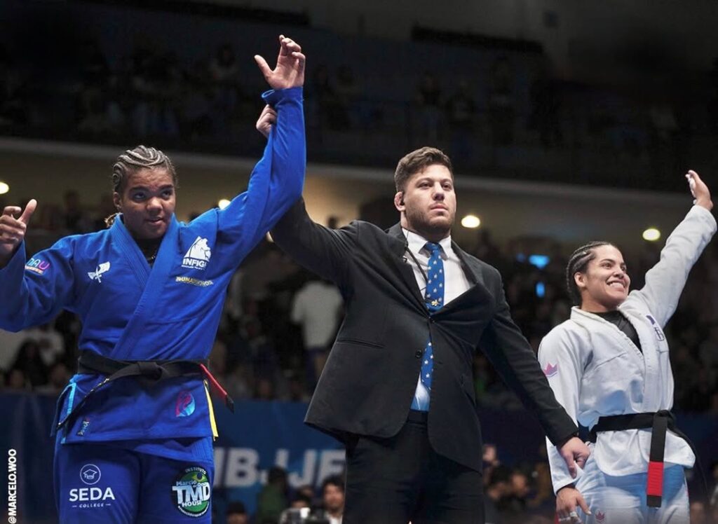 Gabi Pessanha has her hand raised after the match with Sarah Galvão. The scoreboard showed a difference of just one advantage.