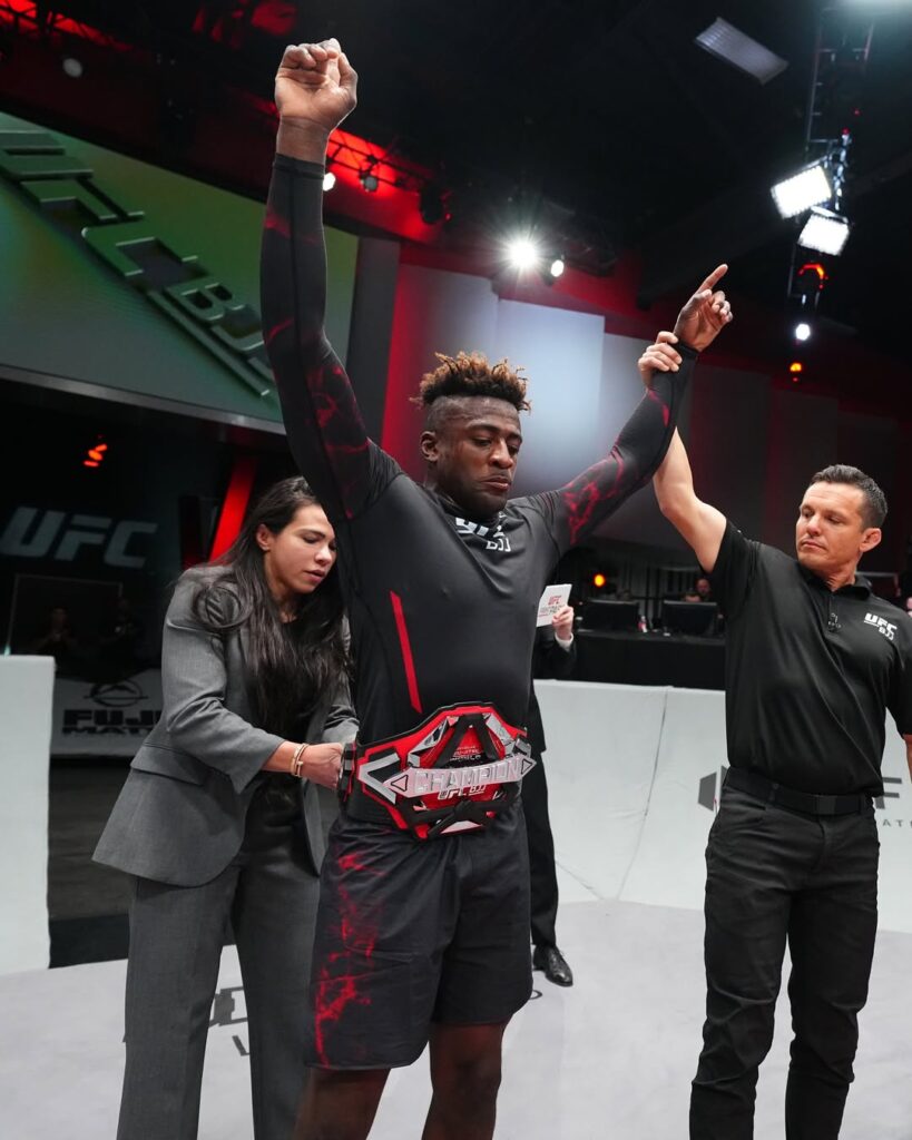Ronaldo Junior beats Tarik Hopstock and defends the middleweight belt.