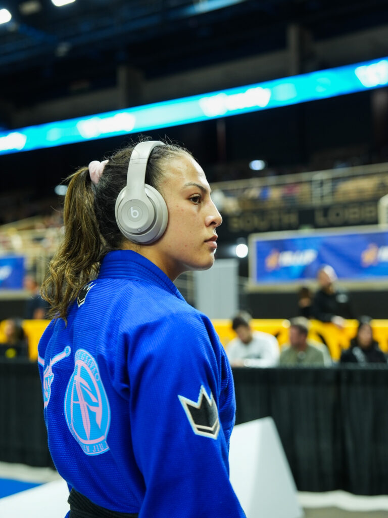 Lillian Marchand shows flawless Jiu-Jitsu as she conquers the women's middleweight division. Elisabeth Clay was her opponent in the final, and the win came by armbar.