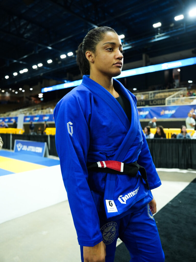 Larissa Dias em momento de concentração antes de entrar no tatame para a disputa final do peso pesado feminino, no último dia de disputas do Pan, em Kissimmee. Foto: The Mat Nation