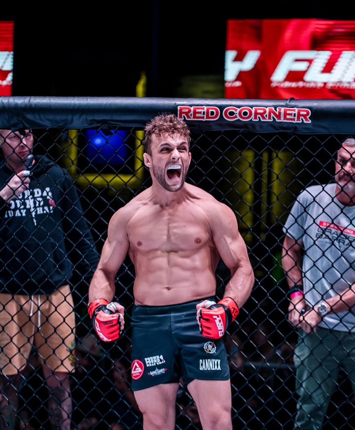 O faixa-preta da Gracie Barra tem quatro vitórias consecutivas no MMA profissional. Todos os seus adversários foram derrotados por finalização.
