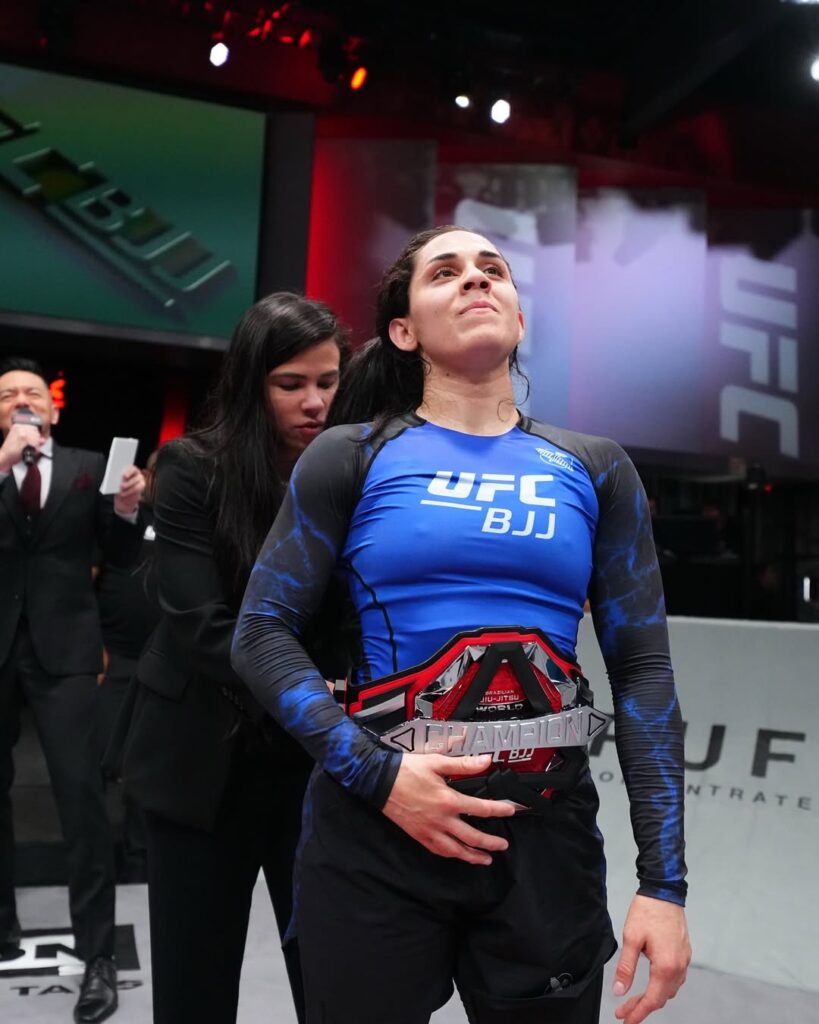 Rebeca Lima tirou o cinturão da francesa Aurelie Le Vern com vitória declarada por unanimidade.