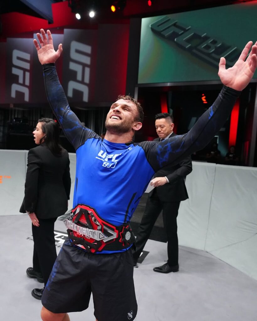 Com performance impecável, Lucas Valente tirou o cinturão de Carlos Henrique, atleta que se mantinha no topo desde a primeira edição do UFC BJJ.