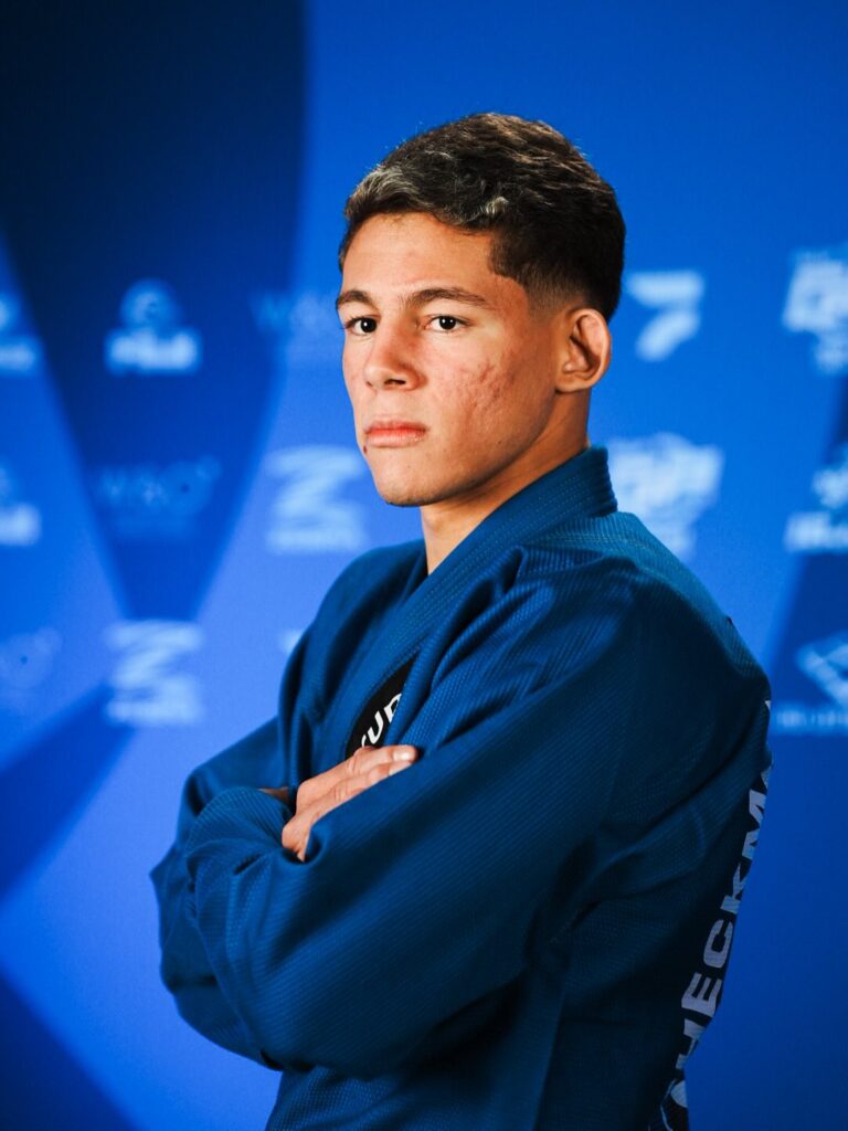 Kellyson Carlos é fotografado no media day do GP Absoluto No Gi da IBJJF. No evento, ele venceu uma superluta de kimono. Foto: @thebackstagejiujitsu