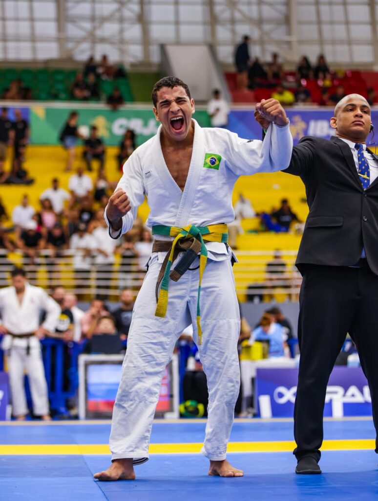 Os segundos finais da última luta do peso pena no Campeonato Brasileiro da CBJJ textou a frieza de Felipe Leonardo, que conseguiu se manter na frente no placar.