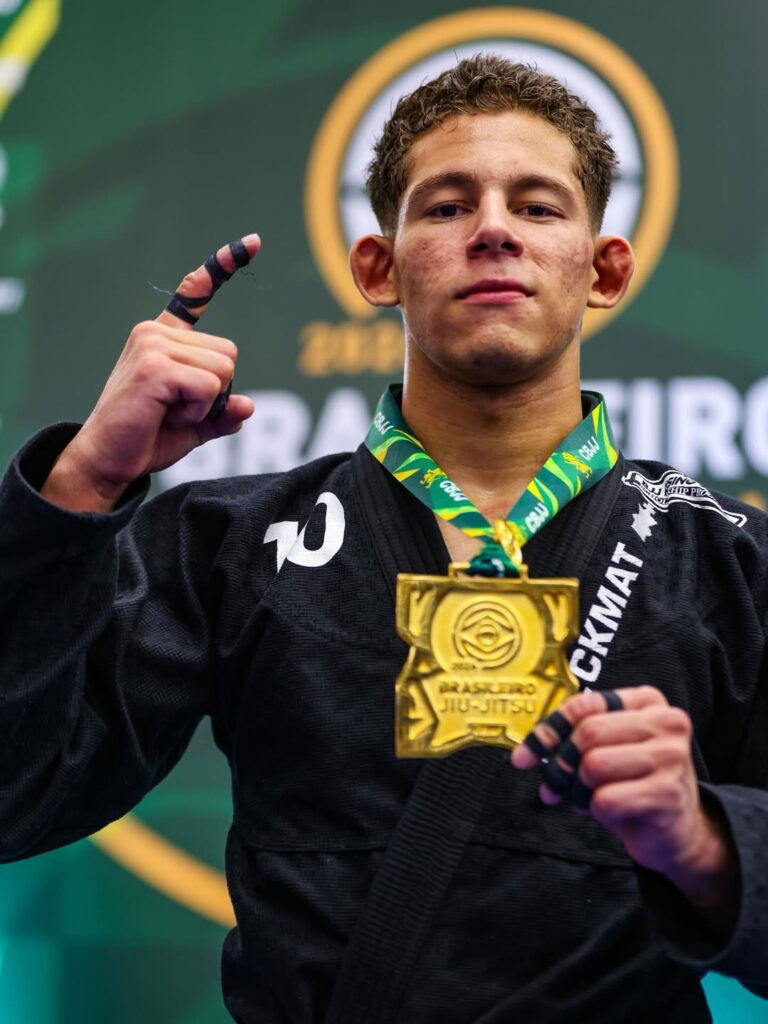Kellyson Carlos comemora vitória no peso leve do Brasileiro da CBJJ, competição sempre muito desafiadora que acontece anualmente em São Paulo. Foto: @joaobjj01
