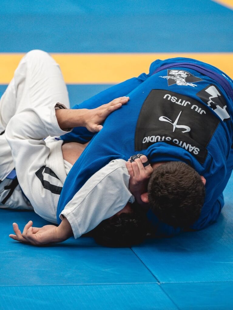 O faixa-roxa da Checkmat finaliza Kalebe Pereira, uma das principais ameaças da categoria. Foto: @baze31media