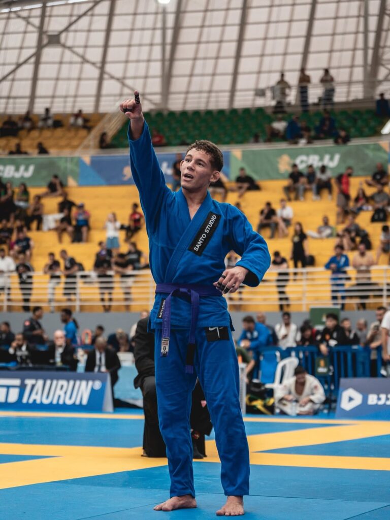 Kellyson comemora uma das vitórias no Brasileiro. Para ficar com o ouro da divisão, ele precisou vencer seis oponentes. Foto: @baze31media