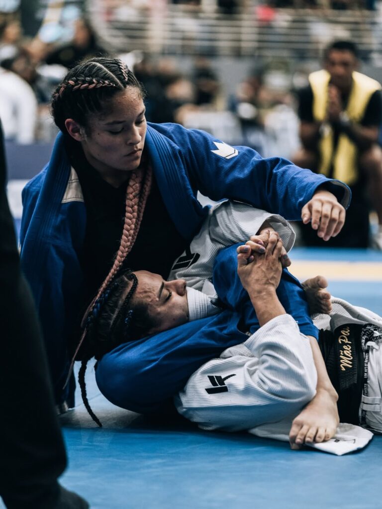 Mia Funegra dominou o confronto contra Gabriela Pereira, na final do peso pena, para garantir o ouro no Brasil.