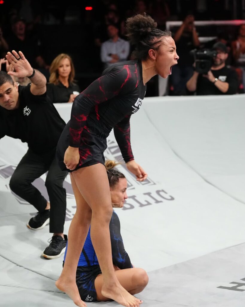 Cassia Moura comemora mais um resultado positivo no UFC BJJ. Luta com Sabrina Gondim foi a primeira defesa de título da atleta. Foto: Divulgação / UFC BJJ