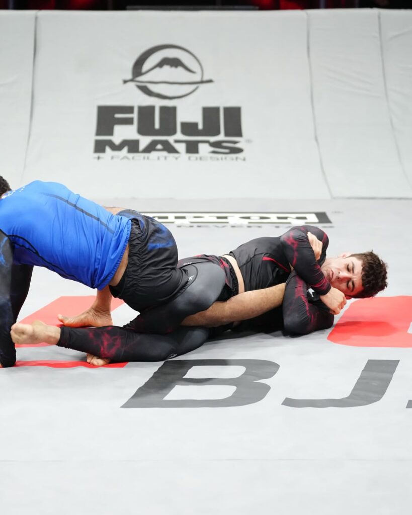Mikey Musumeci ataca a perna de Kevin Dantzler em busca da finalização na luta mais importante da noite, em Las Vegas.