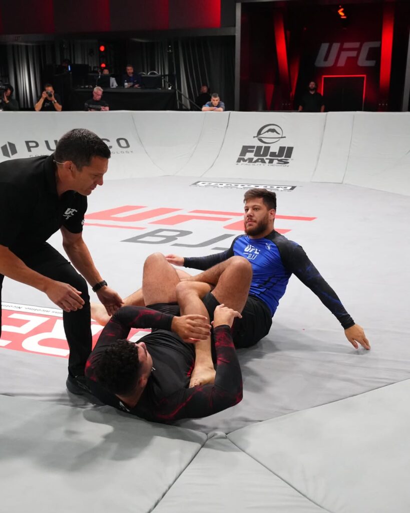 Achilles Rocha ataca as pernas de Filipe Pimentel e garante a finalização no pé no UFC BJJ 9. Foto: Divulgação / UFC BJJ