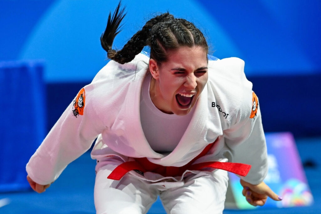 Tamara Toros comemora título no absoluto em torneio de Jiu-Jitsu nos World Games, na China. Foto: Divulgação