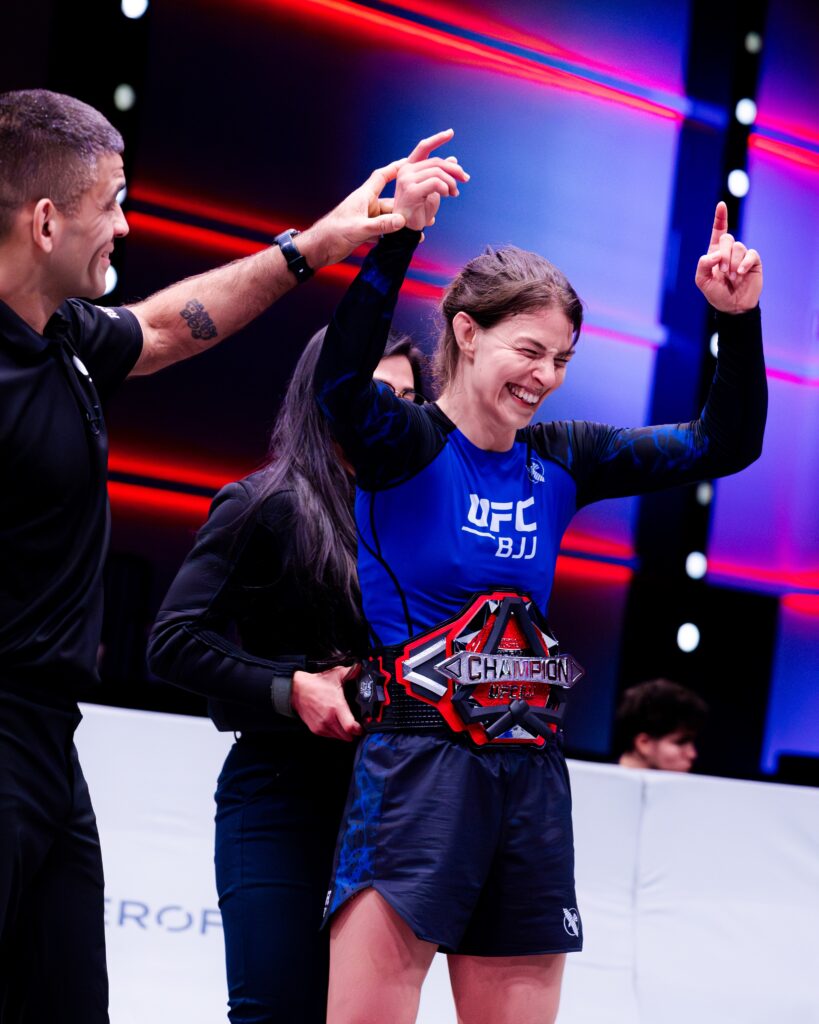 A canadense Brianna Ste-Marie recebe o cinturão do peso pena feminino depois de vencer Rebeca Lima por finalização no UFC BJJ 10. Foto: Jordan Huynh