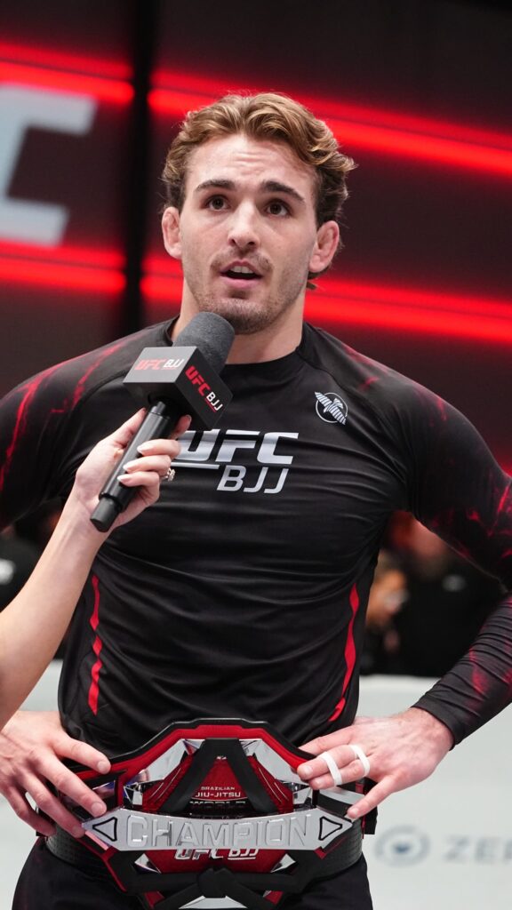 Andrew Tackett continua no controle de uma trajetória brilhante como campeão entre os meio-médios no UFC BJJ. Foto: UFC BJJ