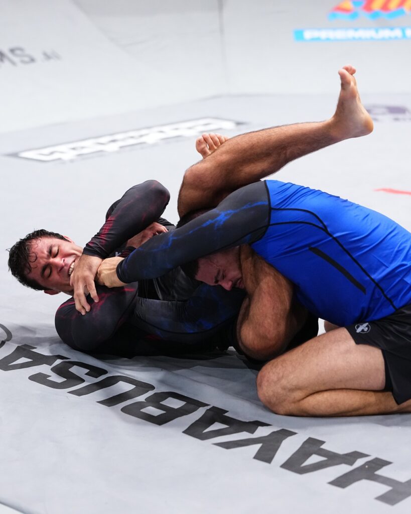 Ofensividade de Pedro Machado, com ataques constantes de finalização, resultou em uma vitória com autoridade. Foto: UFC BJJ