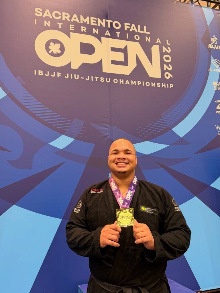 Thierry Felipe mostra a medalha de ouro que conseguiu em sua estreia na faixa-preta. Foto: Arquivo Pessoal