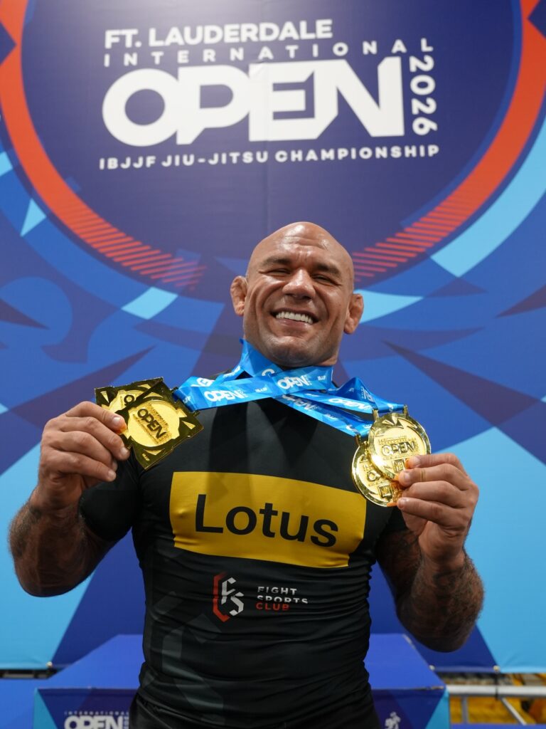 'Cyborg' exibe as quatro medalhas de ouro conquistadas em Open nos Estados Unidos, com e sem kimono. Foto: IBJJF
