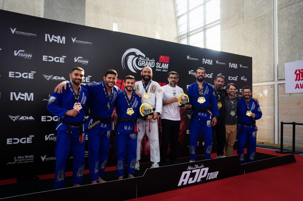 Jefferson Goteu posa com atletas que representam a Commando Group no pódio do Grand Slam em Xangai, na China. Foto: Divulgação