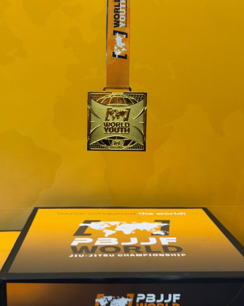 Medalha do Mundial Youth exposta na arena da edição de 2025, que também reuniu as disputas das crianças.