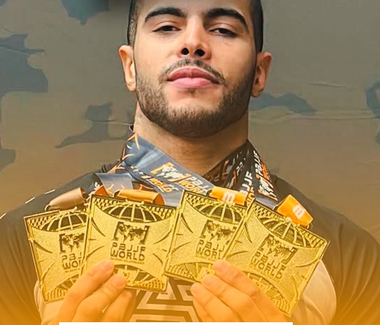 Pedro Rubim exibe as quatro medalhas de ouro que conquistou no Mundial da PBJJF de 2025, em Maryland.