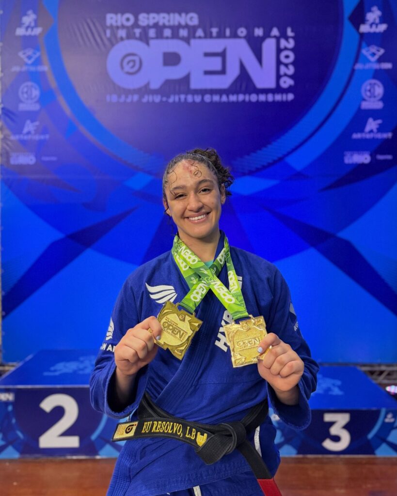 Livia Barasine shows off her two Rio Spring 2026 golds, the same feat Filipinho Assis achieved on the men's side.