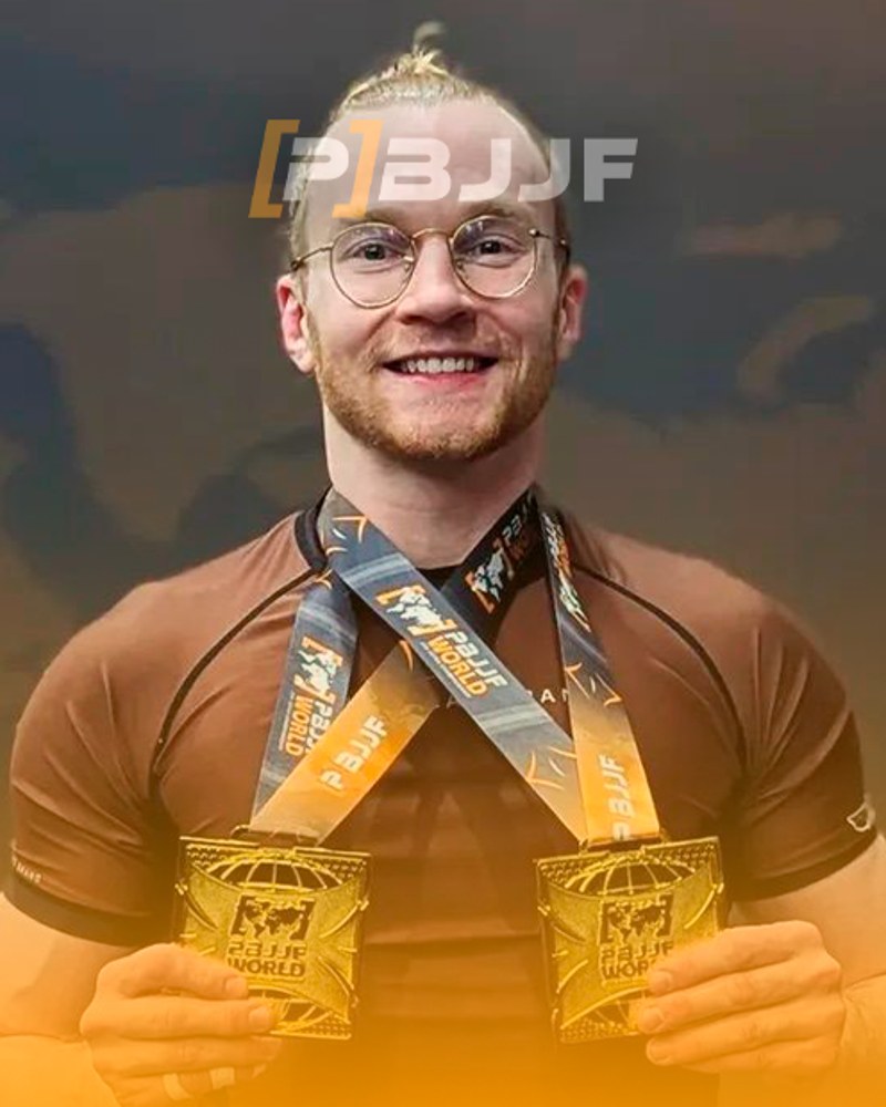 Raymond Miller com os ouros que fecharam o tricampeonato mundial da PBJJF em 2025, campanha construída a partir das costas.