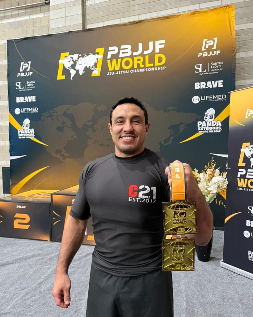 Tiago Rocha exibe as medalhas de ouro do bicampeonato no Mundial da PBJJF de 2025, a régua para quem volta a Maryland em 2026.