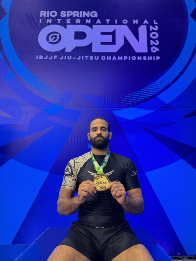 Rodrigo 'Braguinha' com a medalha de ouro do Rio Spring 2026, da IBJJF